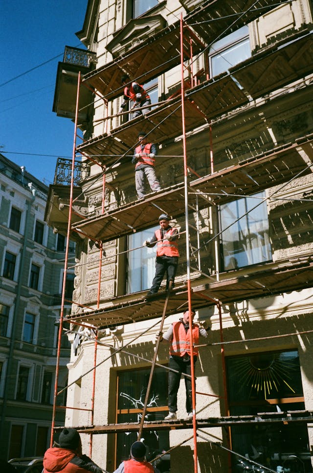 بستن داربست و شروع کار